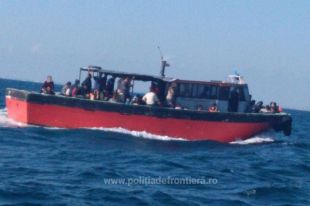 Рыболовецкое судно с мигрантами