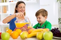 Какие продукты и когда можно начинать давать ребенку