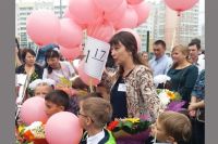 В 1 класс в школу в микрорайоне Парковый в Челябинске пошли более пятисот первоклассников. Сформировали 17 первых классов.