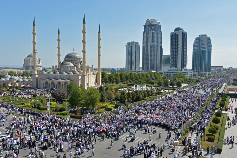 Люди заполнили все прилегающие к мечети «Сердце Чечни» улицы. 