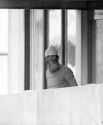 Террорист в маске на балконе квартиры, где жила израильская команда в Олимпийской деревне.
