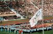 После гибели израильских спортсменов Олимпиада была прервана на сутки. На фото: траурная церемония в память о жертвах теракта на стадионе Мюнхена 6 сентября 1972 года. Делегаты команд занимают позицию на поле, олимпийский флаг приспущен.