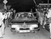 Полицейская машина с арестованным террористом (фигура на заднем сиденье) едет сквозь толпу фотографов в Фюрстенфельдбруке в ночь на 5 сентября 1972 года.