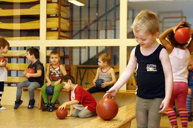 Пять школ Омска получат новый спортивный инвентарь.