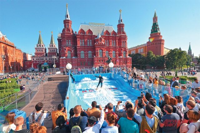 Одна из площадок «Москва ставит рекорды» - «искусственная волна» для флоурайдинга на Манежной площади. Увидеть её можно уже сегодня.