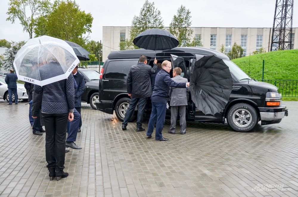Никто не понимал, что происходит. Сначала глава уральского региона Евгений Куйвашев сел к Мутко в машину.
