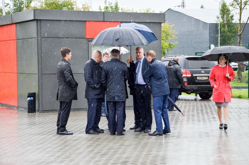 Выяснилось, что Виталия Мутко срочно вызвали в Кремль и торжественное мероприятие ему пришлось отложить.