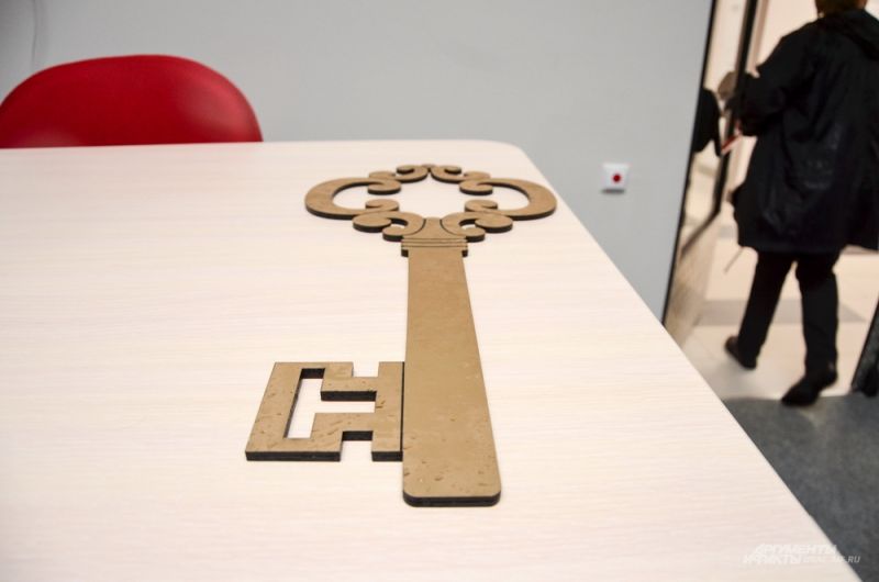 Символический ключ, который был вручен руководству спорткомплекса «Калининец».