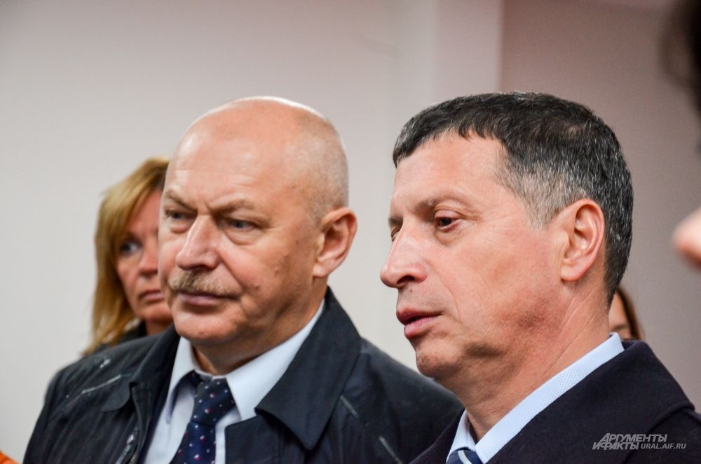 Заместитель минспорта РФ Павел Новиков и министр спорта Свердловской области Леонид Рапопорт внимательно слушают господина Нагибина.