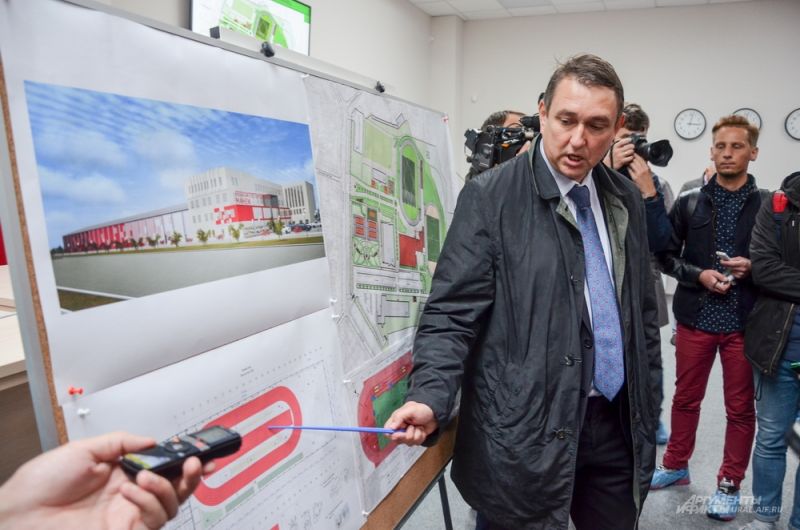 Директор спорткомплекса Владимир Нагибин делится перед делегатами будущими планами застройки спортивной инфраструктуры на территории комплекса.