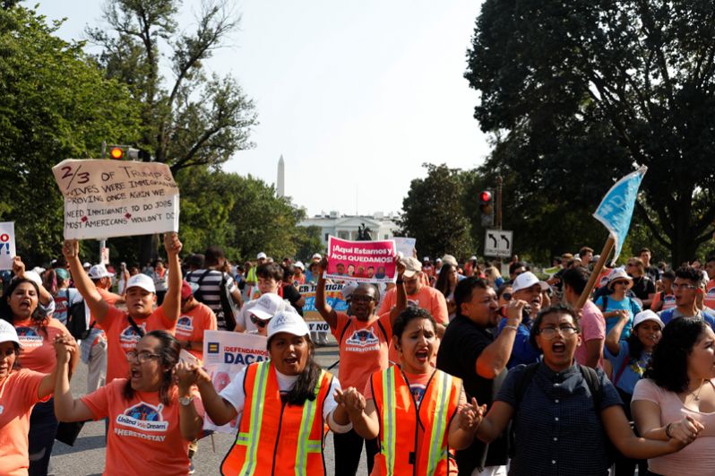 Митингующие в Вашингтоне у Белого дома.