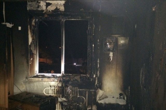  В Орске пожарные спасли из горящего дома 5 человек.