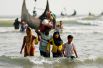 5 сентября. Мусульмане народа рохинджа пересекают границу между Бангладеш и Мьянмой на лодке через Бенгальский залив в Текнафе.