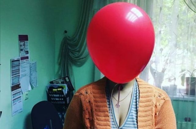 Тюменка, не согласная с противниками фильма «Оно», делает фото с шариками