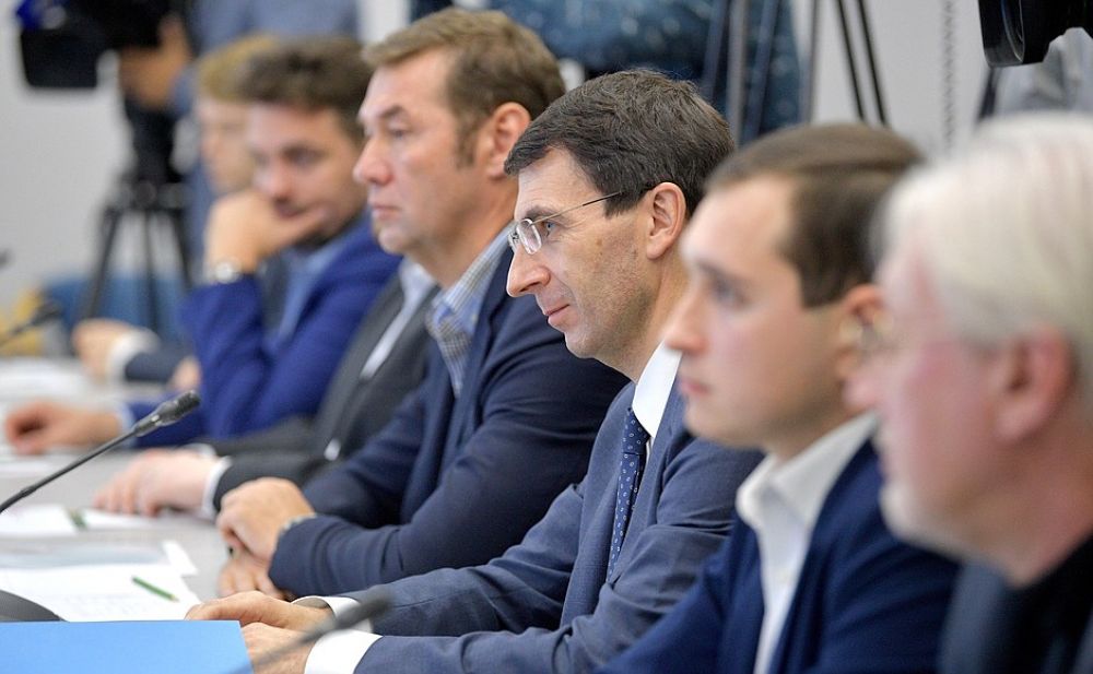 Встреча закончилась поздним вечером.