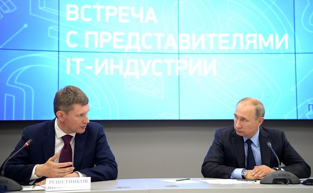 Вместе с Максимом Решетниковым Президент слушал рассказы пермских специалистов.