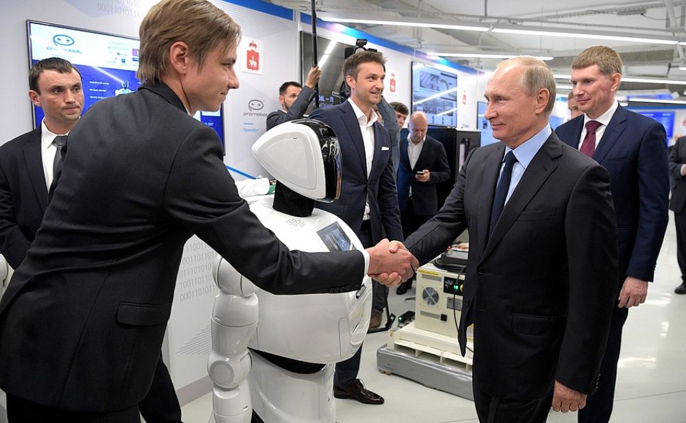 На выставке Президенту показали, в частности, музейные мультимедийные экспонаты и робота, который может заполнять документы и принимать платежи.