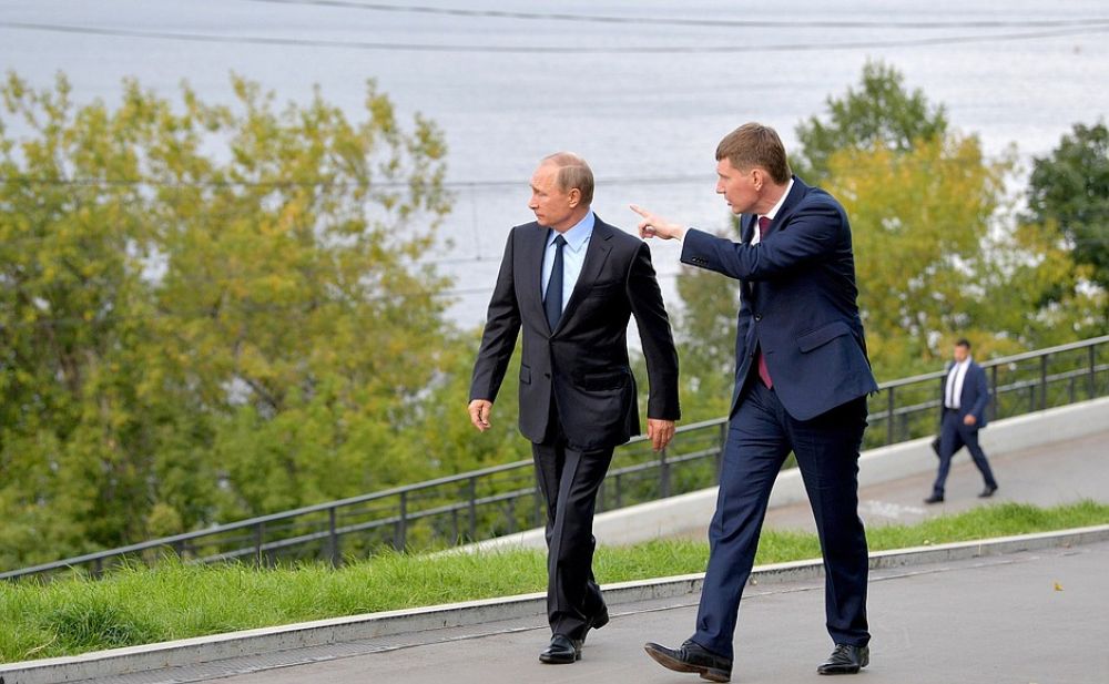 Первым делом Владимир Путин прогулялся по набережной.