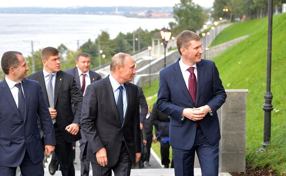 Вместе с Президентом по Пермской набережной прогулялся полпред Михаил Бабич.