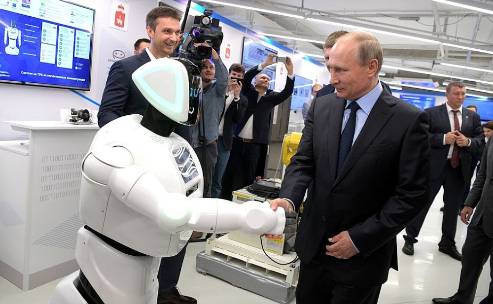 Робот узнал президента и протянул ему руку.