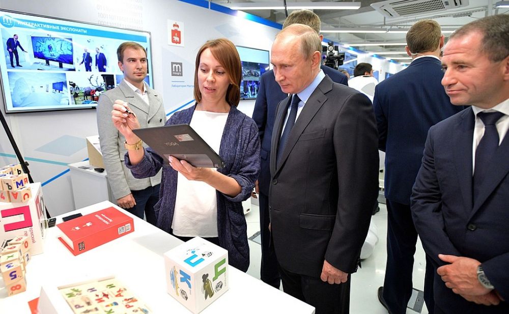 Главе государства рассказали об идее публичного вайфая, который уже работает в центре Москвы и Санкт-Петербурга, а также о разработанном в Перми программном обеспечении для анализа госзакупок и системе «блокчейн» для организации тендеров.