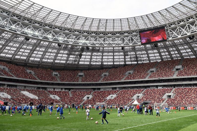 Дети играют в футбол перед началом церемонии старта тура кубка чемпионата мира 2018 по футболу в олимпийском комплексе «Лужники» в Москве.