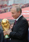 Президент РФ Владимир Путин на церемонии старта тура Кубка чемпионата ФИФА-2018 на открывшейся Большой спортивной арене во время посещения олимпийского комплекса «Лужники» в Москве.