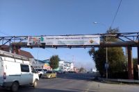 В Тюмени плакаты возле школ призывают водителей быть внимательнее