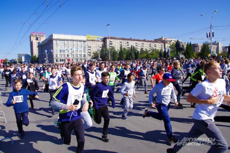 Самую длинную дистанцию – 21 км по улицам города бежали участники полумарафона Раевича. В этом году он собрал рекордное число участников - 1500 человек, это почти на 400 человек больше, чем прошлой осенью.