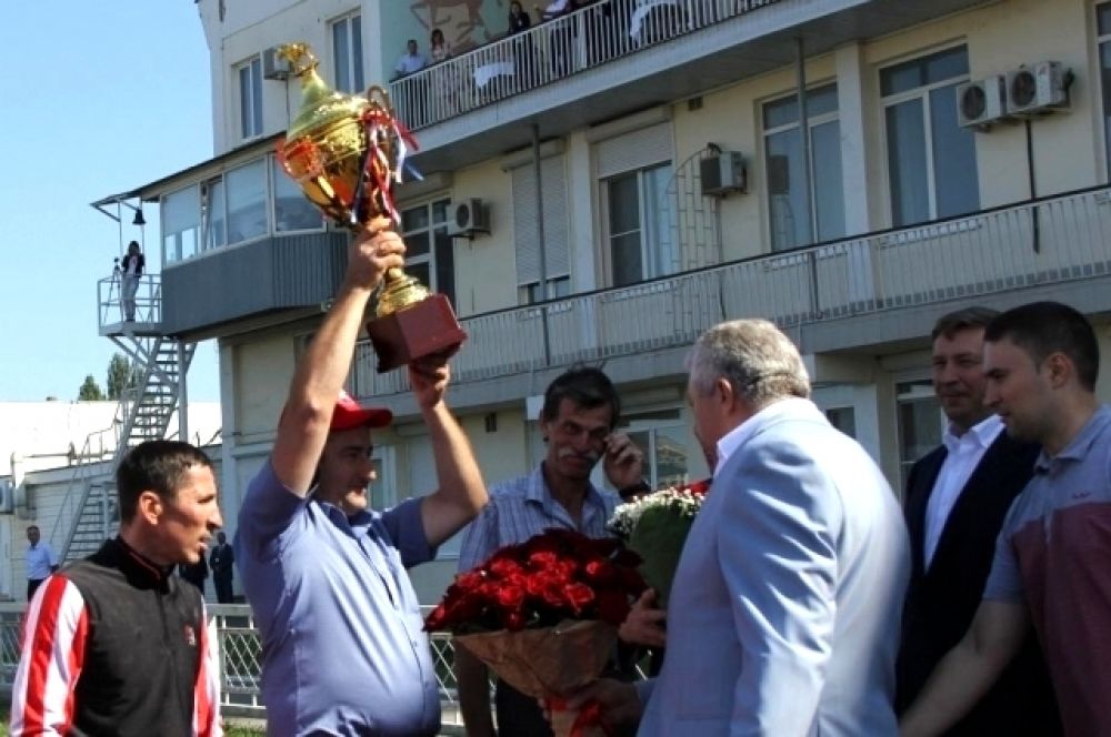 Победителем скачек стал жеребец Дозатор под седлом мастера-жокея Алексея Волика.