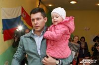 Антон Алиханов с дочкой на избирательном участке.