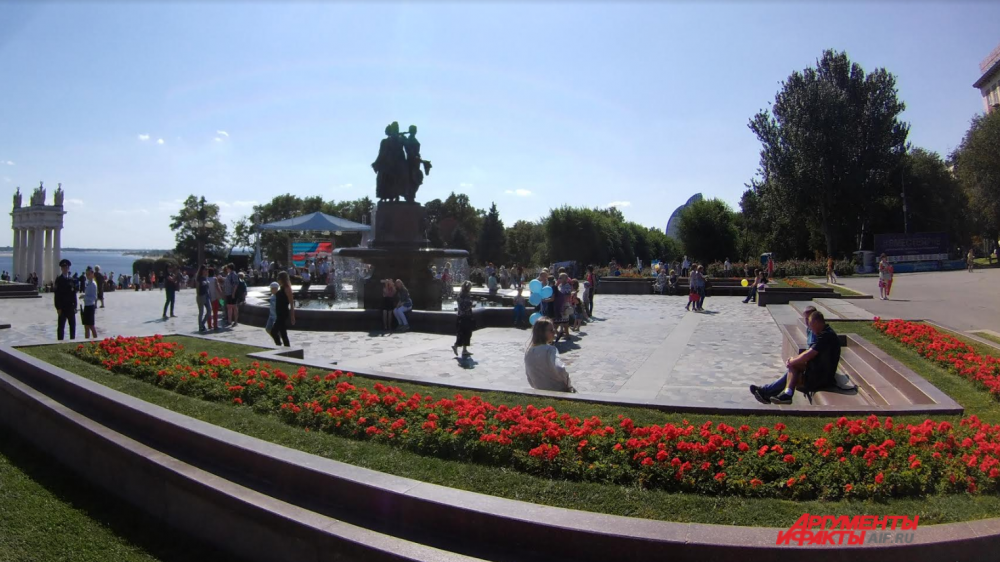 Начало праздничного дня на Центральной набережной.