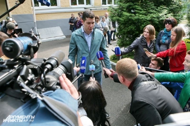На участке, где голосовал врио губернатора Антон Алиханов, собрались десятки журналистов.