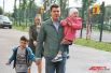 Победивший на выборах Антон Алиханов пришел на участок с семьей - женой, сыном и дочкой. 
