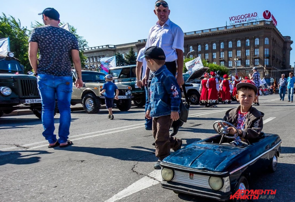 Традиционный ретро-фестиваль «Моторы Сталинграда» на площади Павших борцов.