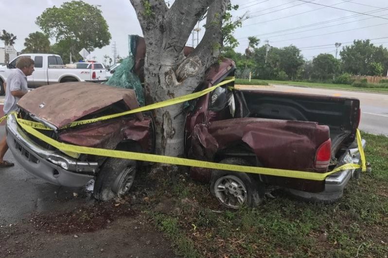 Во Флориде из-за урагана погиб человек, после того как его пикап врезался в дерево.