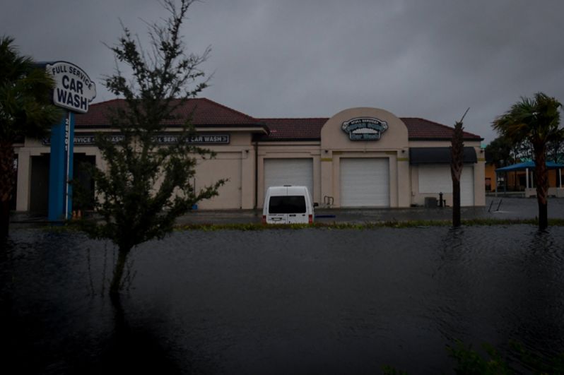 Затопленная автомойка в городе Бонита-Спрингс во Флориде.