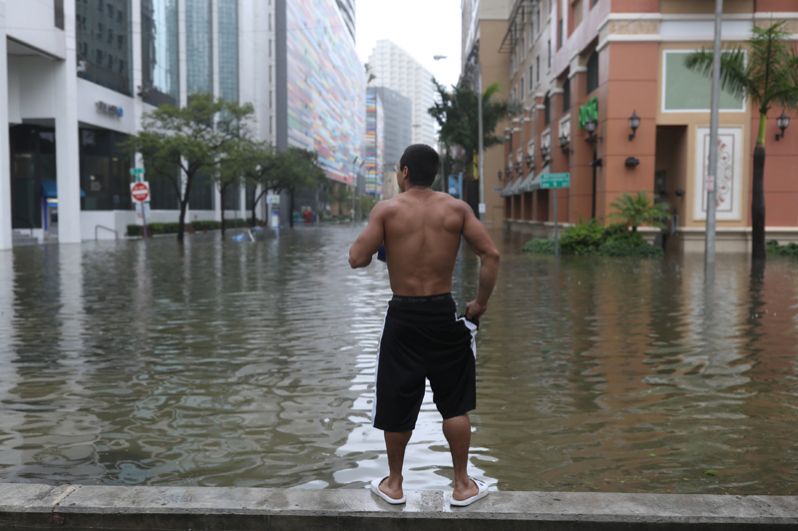Житель Майами на одной из улиц города, затопленной после урагана.