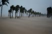 Пляж в курортном городе Форт-Лодердейл во Флориде во время урагана.
