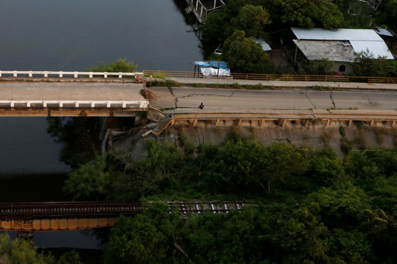 Мост, поврежденный в результате землетрясения, на южном побережье Мексики.