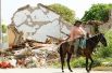 Мужчина рядом с разрушенным домом в городе Уньон Идальго.