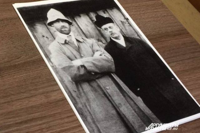 Михаил Александрович (слева) и Николай Жонсон. Снимок сделан в апреле 1918 года уличным фотографом на Сенной площади Перми. 
