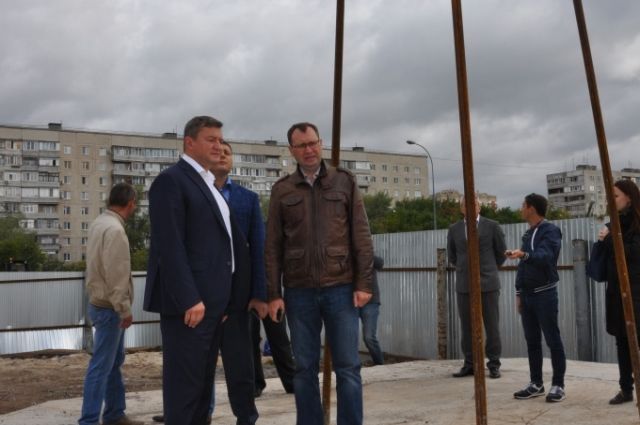 Администрация Оренбурга контролирует работы по установке памятника Александру Прохоренко.