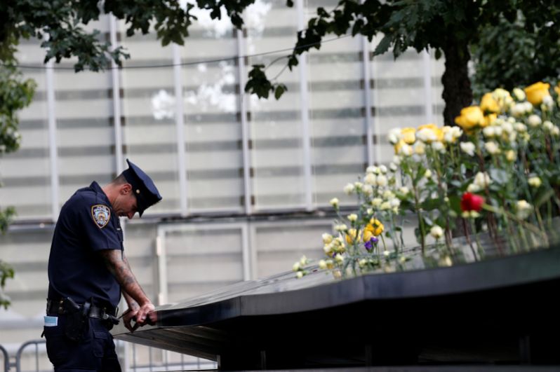 Сотрудник нью-йоркской полиции в Национальном мемориале и музее 11 сентября.