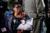 Женщина держит фотографию жертвы терактов во время мероприятий, посвященных 16-й годовщине терактов в Нью-Йорке.