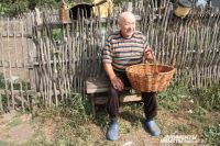 Дедушка Женя доволен тем, как живет в родном селе, хоть и один.