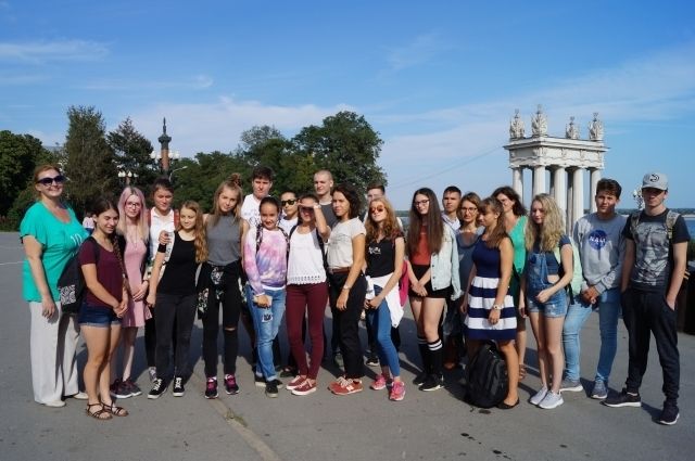 Школьники из Аннен-школы и МОУ СШ № 93 и их преподаватели на Центральной набережной Волгограда.