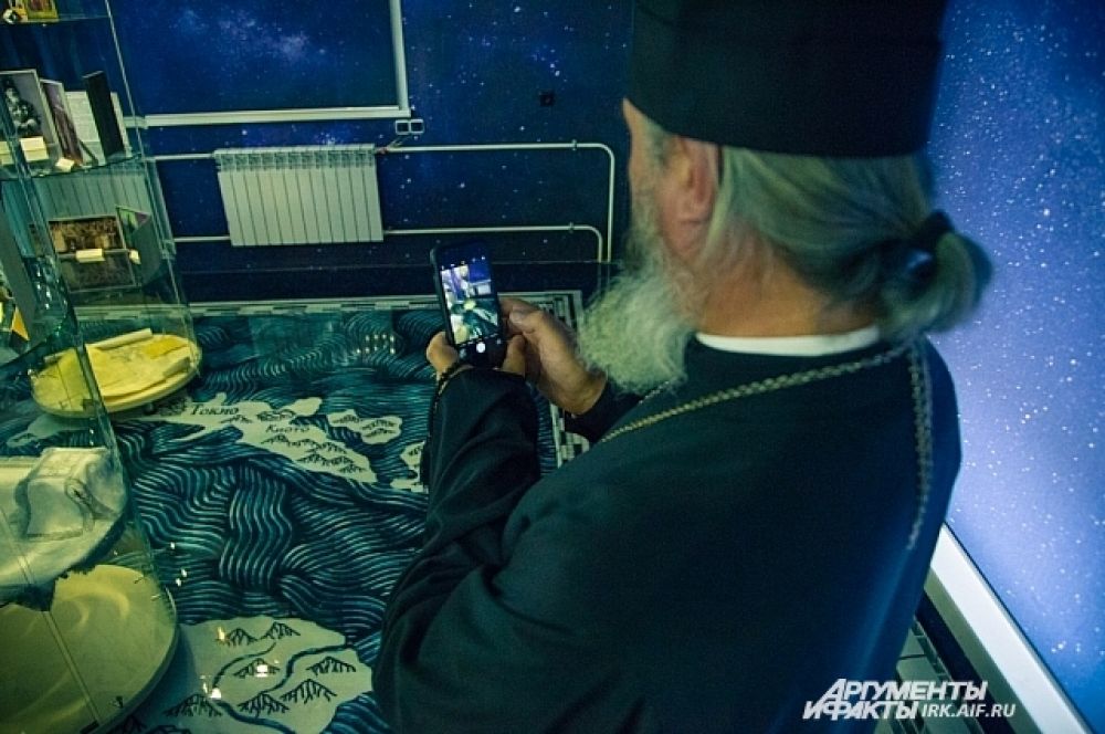 Даже священнослужители не остались равнодушными и активно фотографировали экспонаты на память.