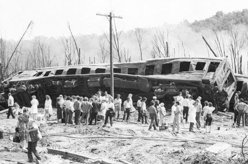 Железнодорожная катастрофа на перегоне Уфа-Челябинск. После крушения двух поездов погибли 575 человек, среди которых был 181 ребенок. 1989 год.