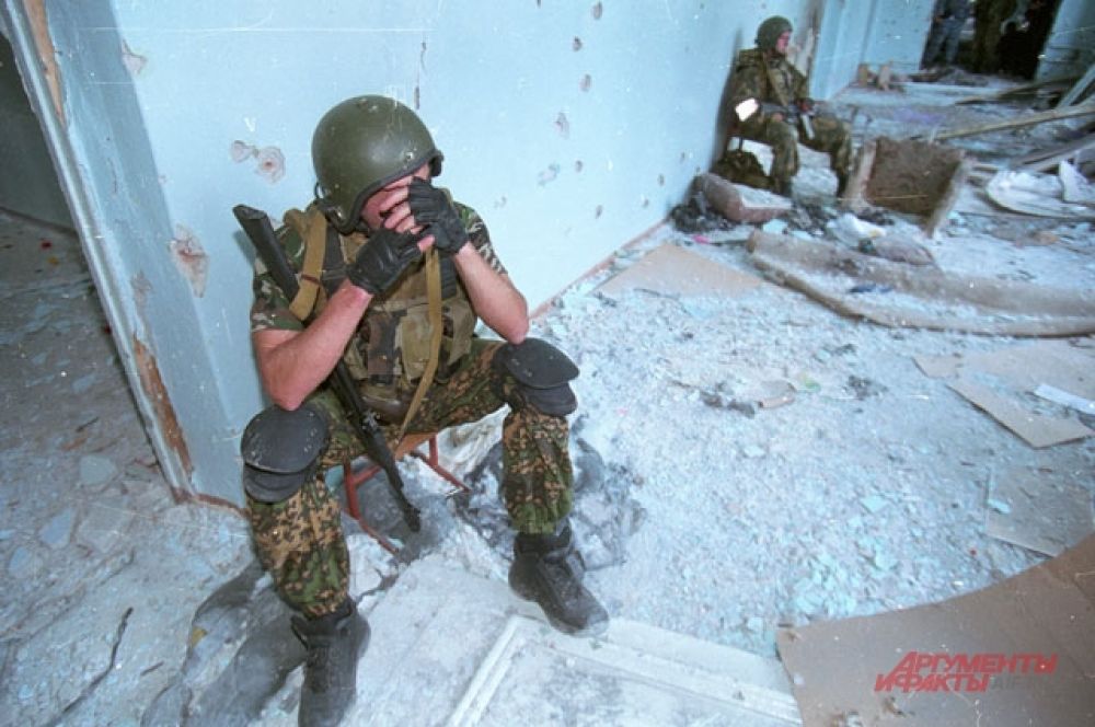 Операция в Беслане. Спецназ закончил бой. Сентябрь 2004 года.